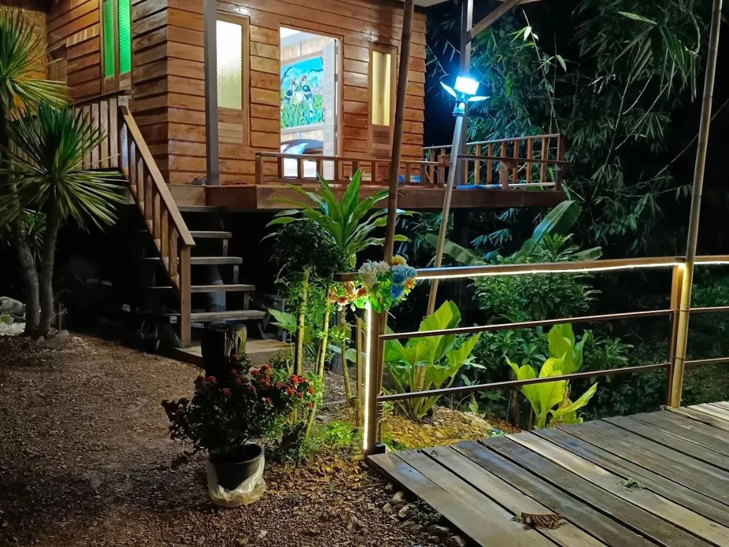 Oda ve Kahvaltı Rommai Forest Bungalows Ko Lanta